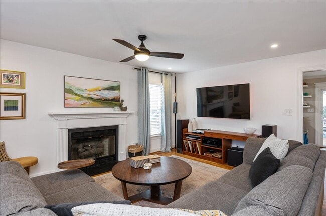 Spacious living room with gas fireplace - 1200 Glencastle Way