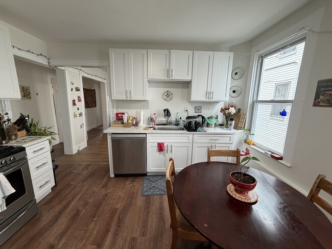 Building Photo - 25 Linden St