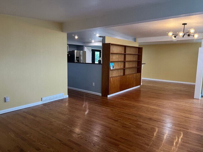 Building Photo - Updated Single-Level Mid-Century-Modern Home