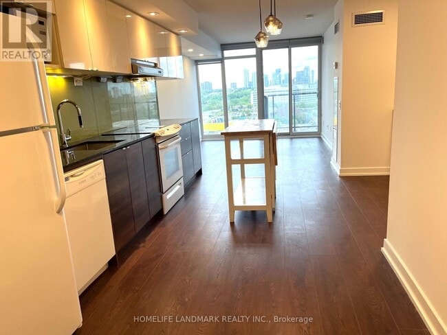 Building Photo - 121-121 McMahon Dr