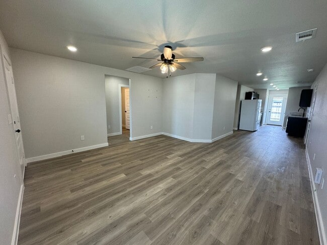 Building Photo - Available for MOVE IN NOW!
