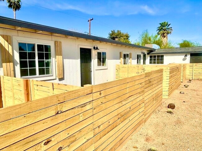 Building Photo - Newly renovated with private front and bac...