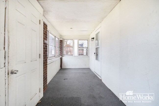 Building Photo - 415 E Broadway St