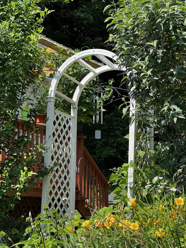 Beautiful arbor - 2857 Route 9D