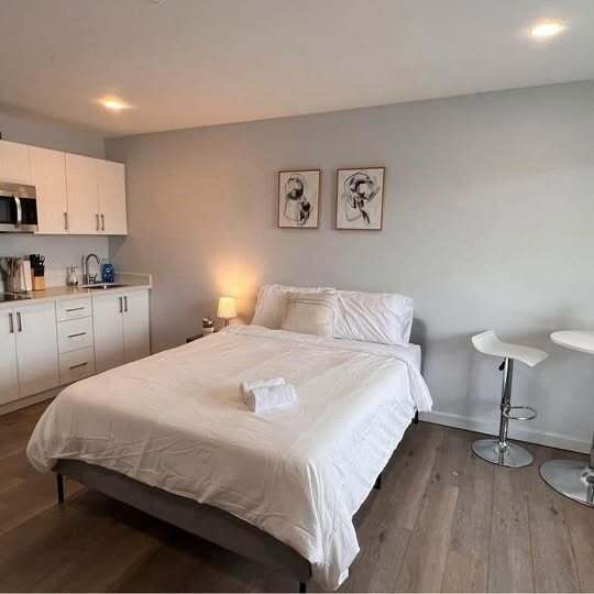 Photo du bâtiment - Newly Renovated Bachelor Suites