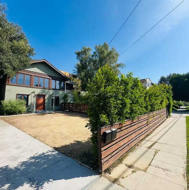 Building Photo - 3259 Rowena Ave