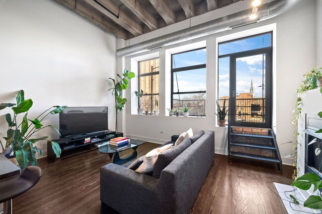 Foto del edificio - 1645 W Ogden Ave