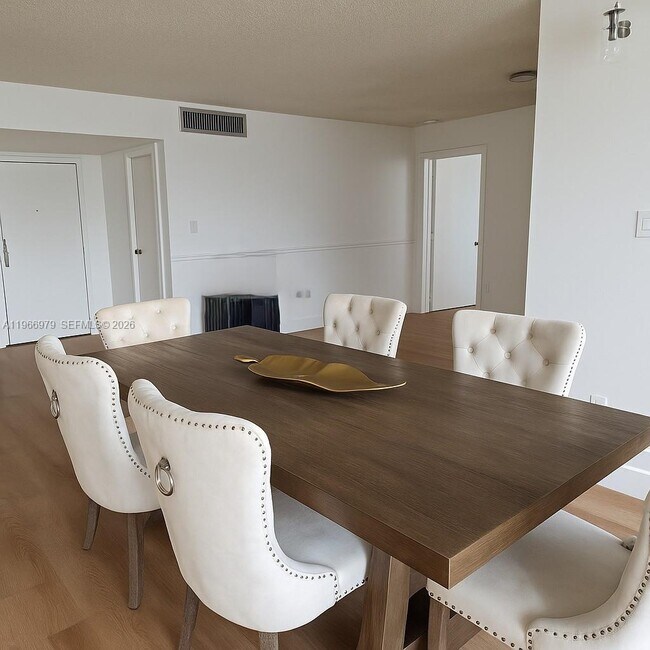 Foto del edificio - 17021 N Bay Rd