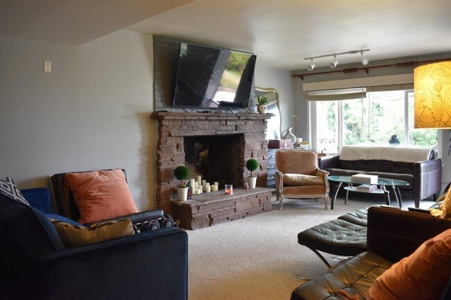 Building Photo - Spacious Apartment