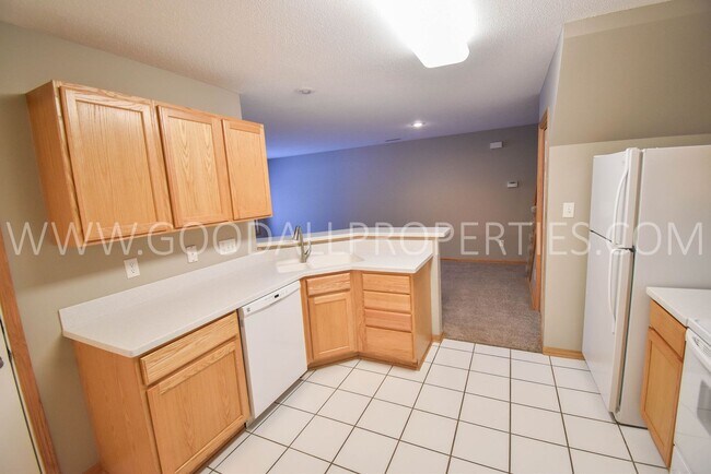 Foto del edificio - Beautiful 2 bedroom, 2 bath Town house in West Des Moines