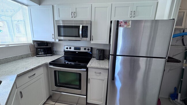 Foto del edificio - Fully Furnished 1BR/1BA Condo Just 3 Block...