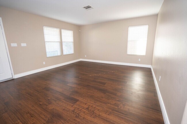 Building Photo - 5 Bedroom Home in Castaic!