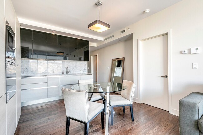 Building Photo - 1300 Boul. René-Lévesque O