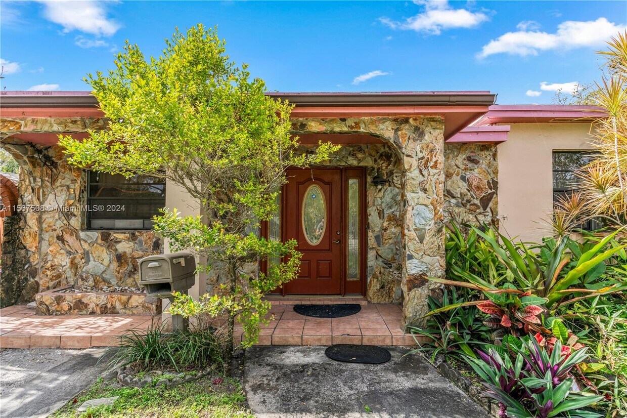 Foto principal - 560 NE 158th St