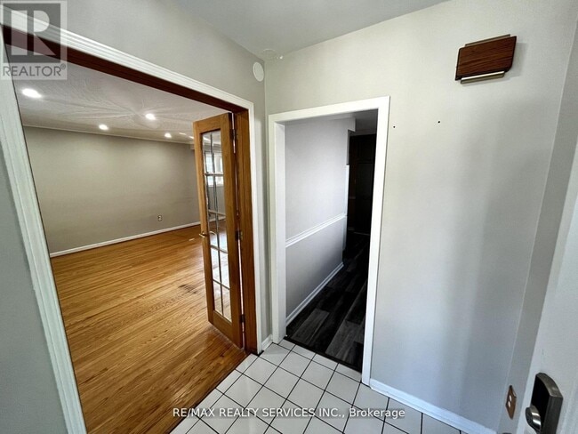 Building Photo - 91 Ambleside Dr