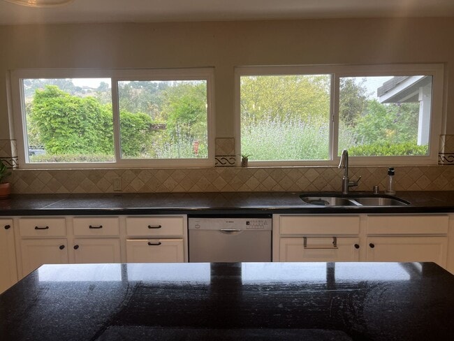 Foto del edificio - Beautiful 3-bedroom, 2.5-bath country-styl...