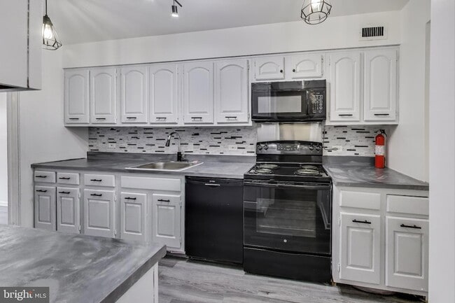 Building Photo - 1001 26th St NW