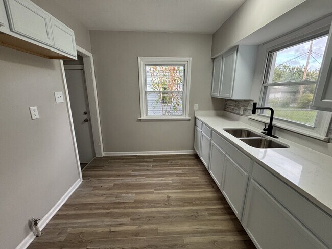 Foto del edificio - Charming 4-bed home in Gary!