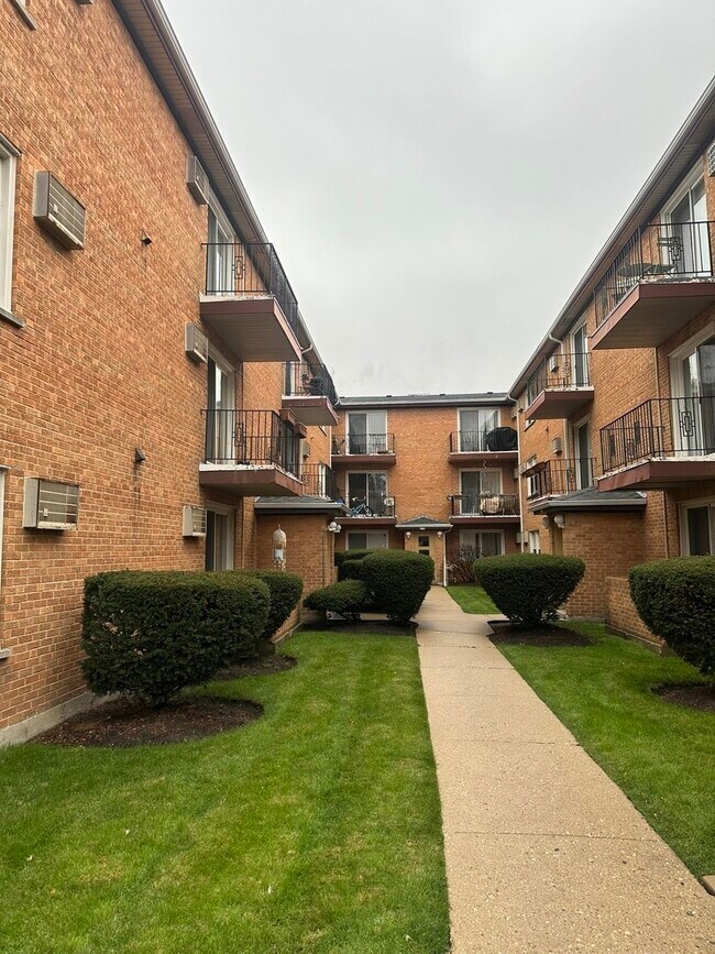 Building Photo - 1725 W Touhy Ave