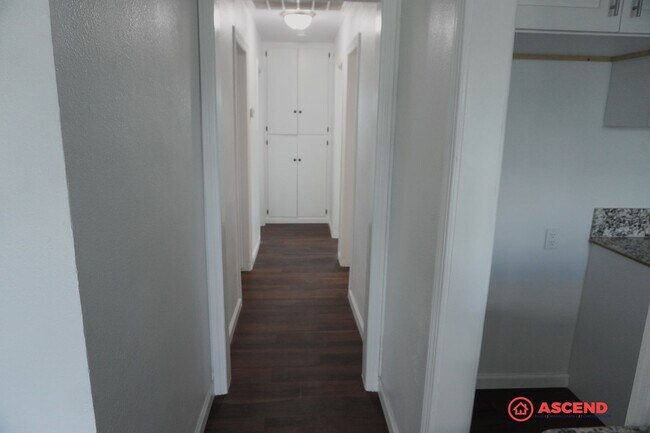 Building Photo - Home in Southeast Bakersfield!