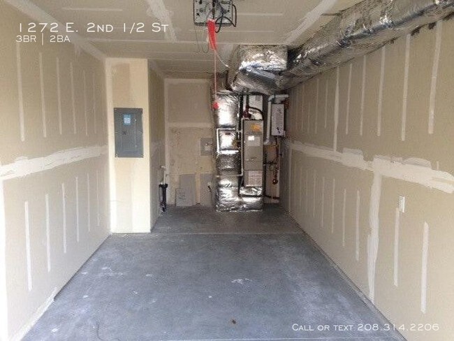 Building Photo - 2 Story 3 Bed 1 1/2 bath great location