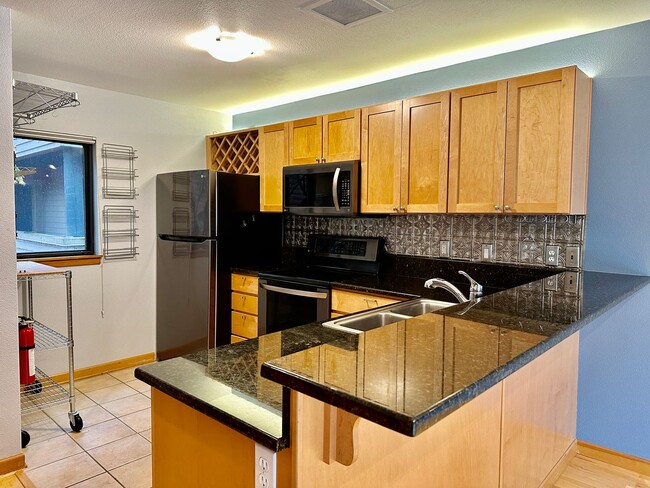 Building Photo - 1 MONTH FREE RENT! | Top Floor Two Bedroom...