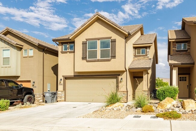 Foto del edificio - 4 bed | 2 1/2 bath | 2 car garage in Deser...