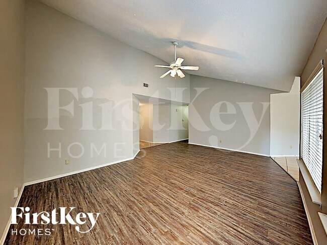 Foto del edificio - 12623 Day Hollow Ln