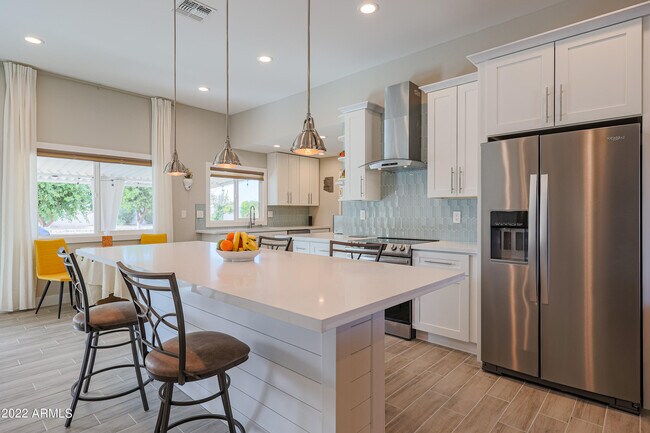Building Photo - 11145 W Palmeras Dr