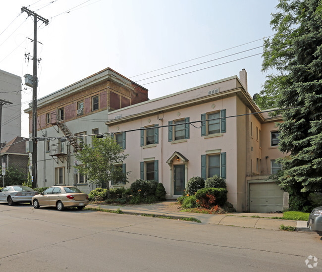 Building Photo - 142 Caroline St S