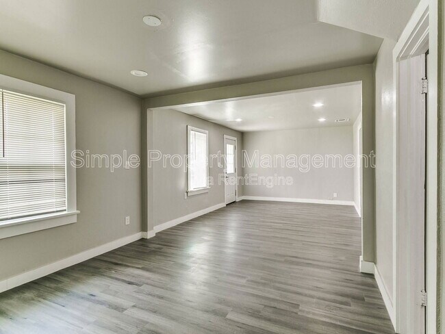 Foto del edificio - 3221 Pioneer Ave