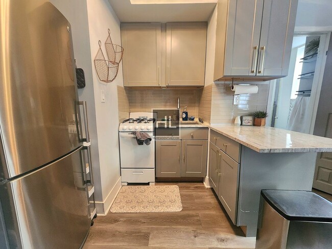 Building Photo - Spacious & Updated 1 bed 1 bath I Hamilton...