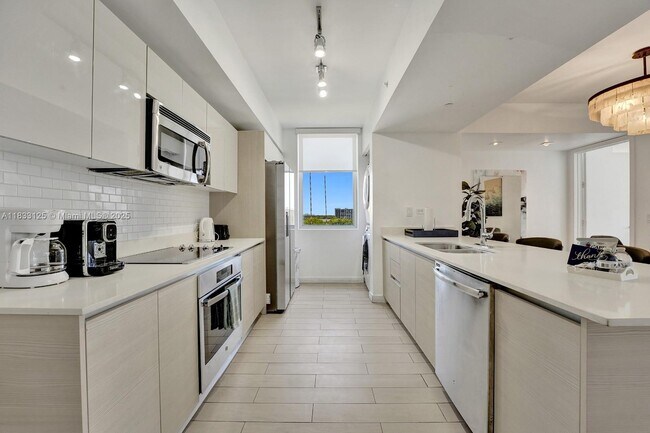 Building Photo - 2600 E Hallandale Beach Blvd