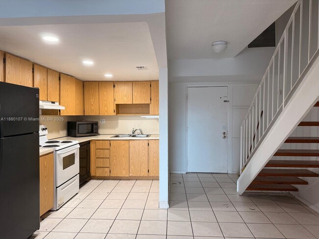 Building Photo - 9357 Fontainebleau Blvd