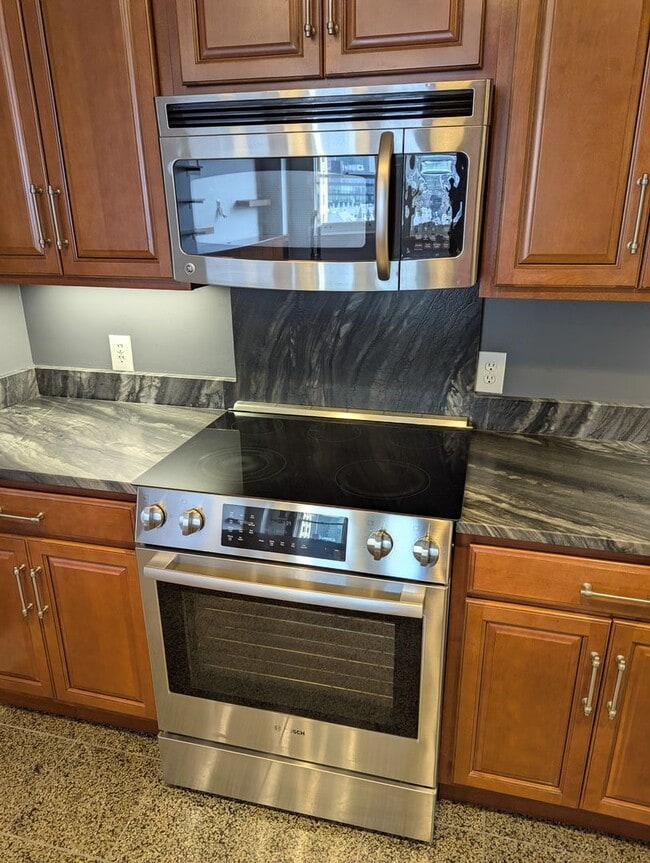 Building Photo - Spacious 1 Bedroom 1.5 Bathroom Downtown Condo