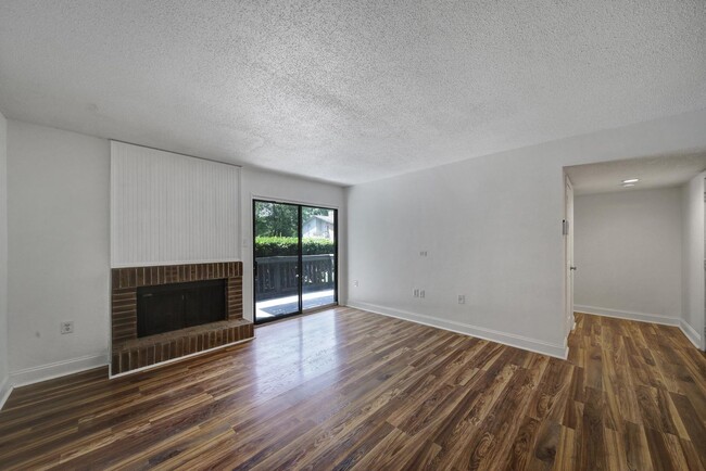 Building Photo - Gorgeous Two Bed Two Bath Condo at the Cor...