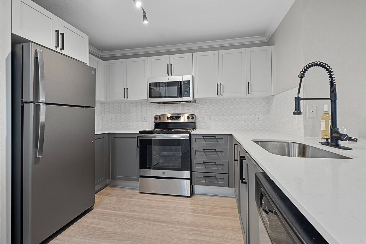 Elan at Bluffview Apartments at 3850 W Northwest Hwy Dallas, TX