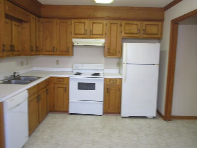 Building Photo - 2010 Essex Dr