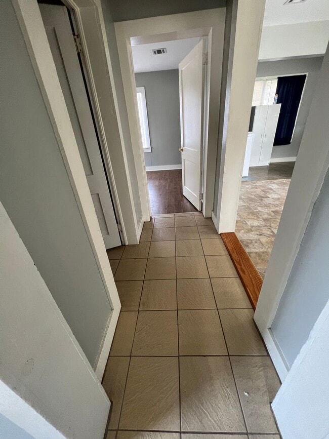 Building Photo - Cute, bayouside, 3-bedroom home