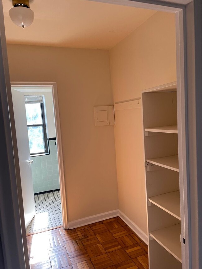 Building Photo - Spacious Studio Apartment in Cleveland Park