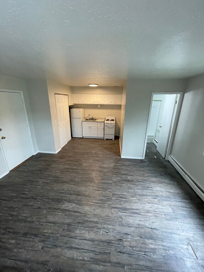 Building Photo - 2070 Elm Ave