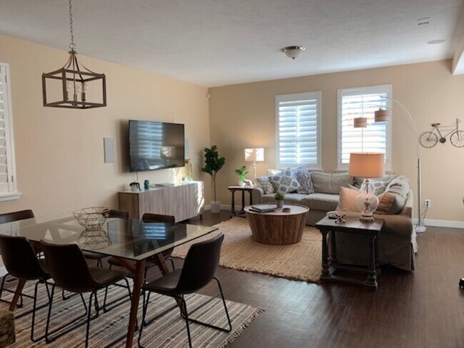 Foto del edificio - 134 Cres Pine Ln