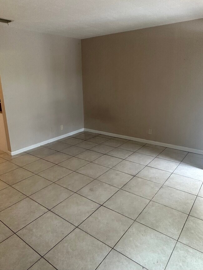 Sala de estar - 5910 NE 18th Ave