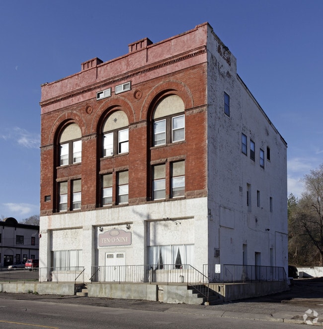 Building Photo - Ten-O-Nine