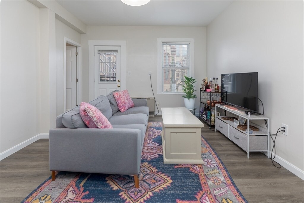 Primary Photo - 100 H St