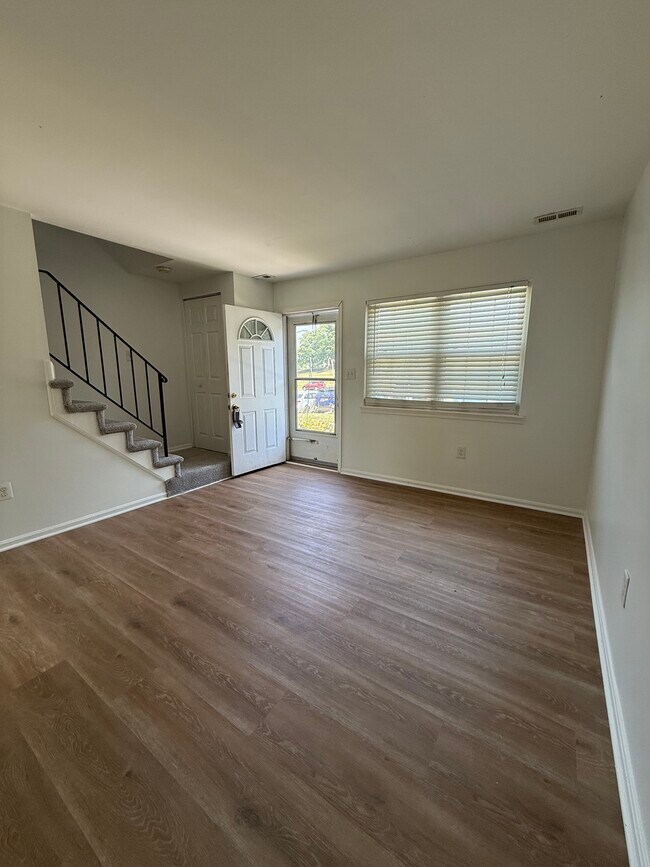 Foto del edificio - 6407 Continental Dr