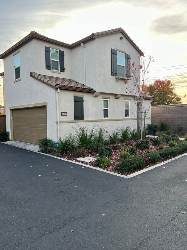 Primary Photo - Sparkling and Spacious home in Elk Grove i...