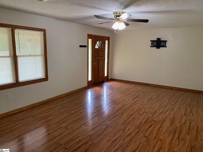Foto del edificio - 493 Tanyard Rd