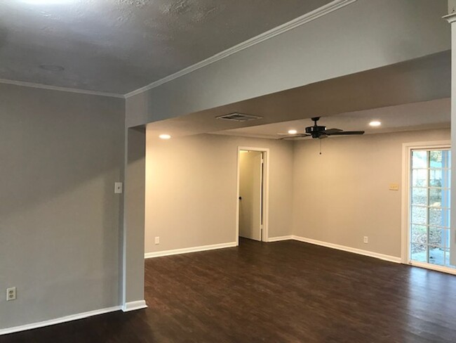 Building Photo - Beautifully Remodeled 3 bed 2 bath in Nort...