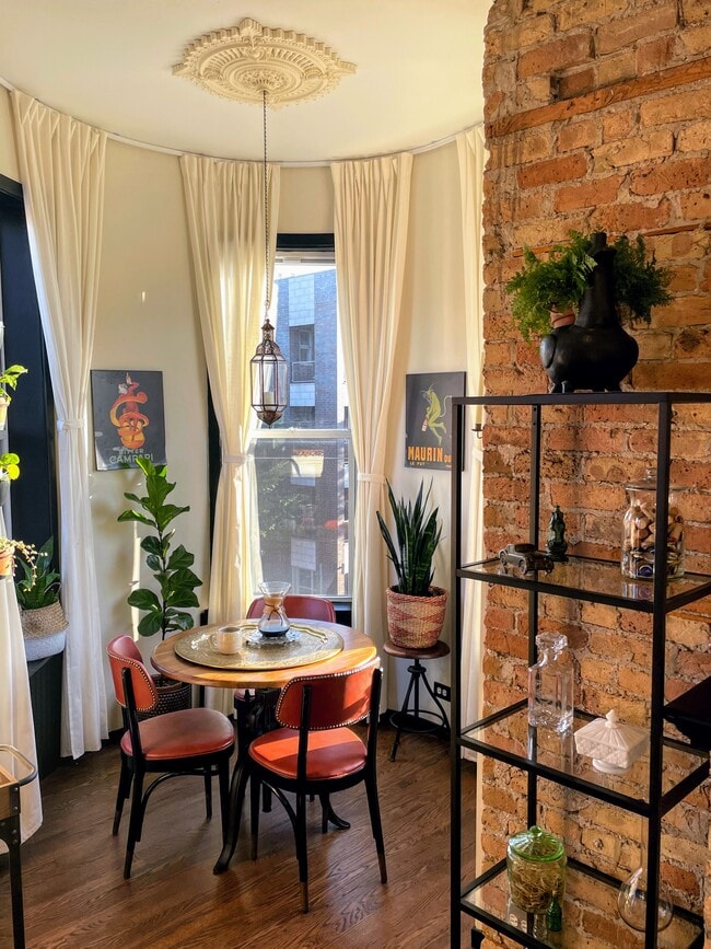 Sitting or breakfast nook - 2301 W North Ave